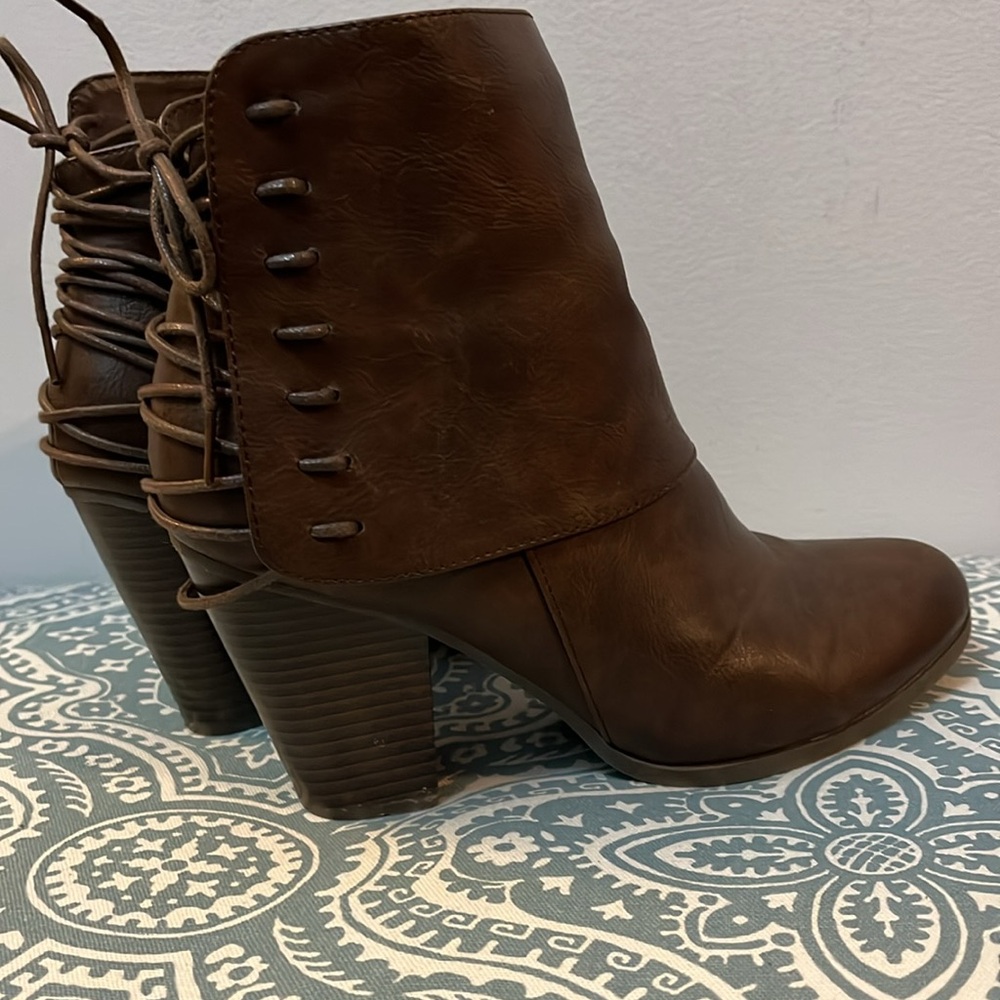 TG Brown ankle boots with lace up detailing